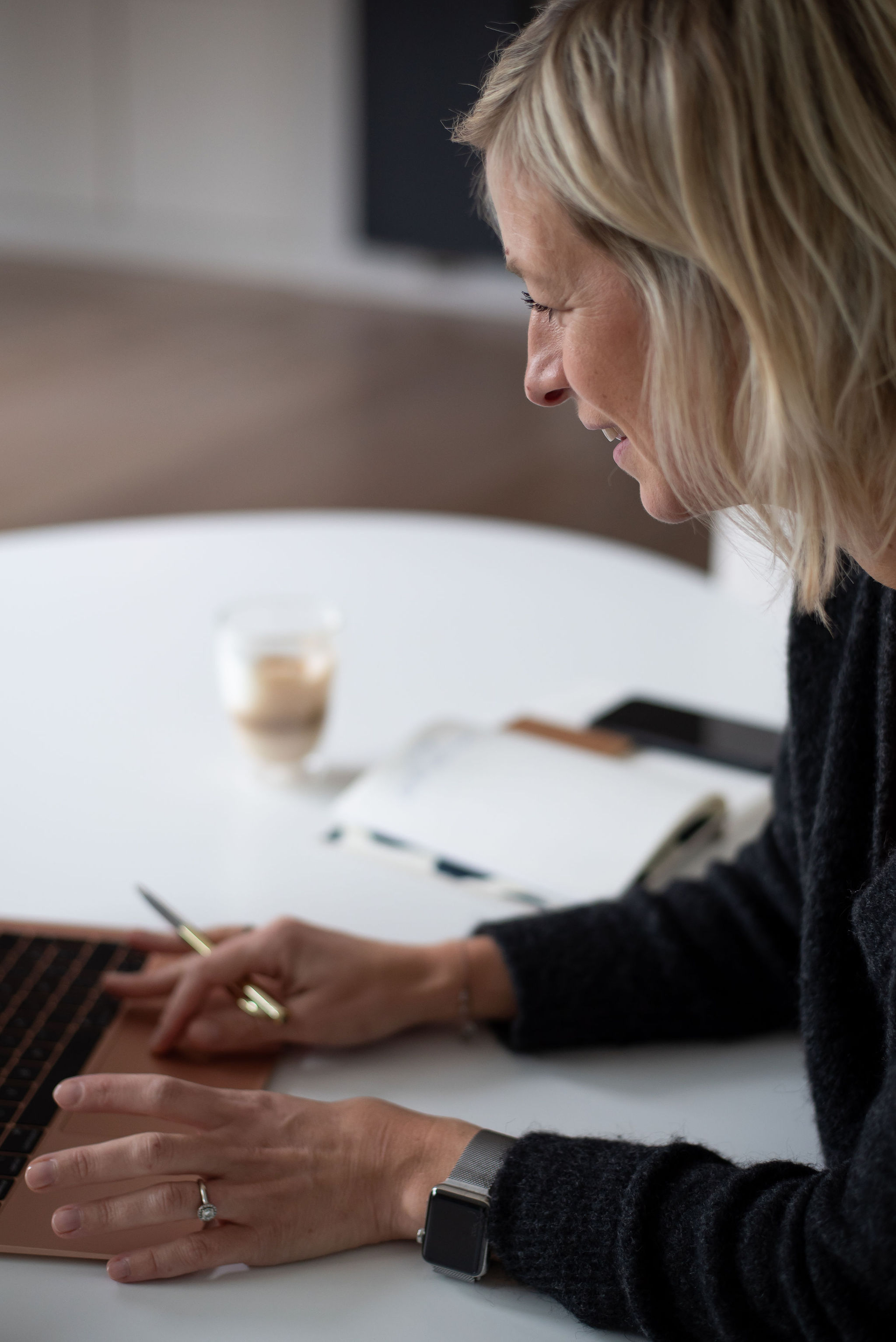 Elke aan het werk aan een laptop